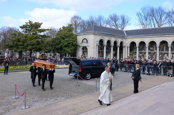 Le cercueil de la défunte aux arrivées des obsèques d'Emilie Dequenne au cimetière Père Lachaise à Paris, France, le 26 mars 2025. © Cyril Moreau/Bestimage