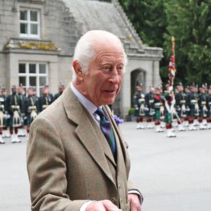 Le roi Charles III d'Angleterre, accueilli par des soldats de la compagnie Balaklava, 5e bataillon du Royal Regiment of Scotland devant le château de Balmoral, le 19 août 2024.

Photo : Goff INF / Bestimage