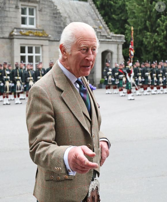 Le roi Charles III d'Angleterre, accueilli par des soldats de la compagnie Balaklava, 5e bataillon du Royal Regiment of Scotland devant le château de Balmoral, le 19 août 2024.

Photo : Goff INF / Bestimage