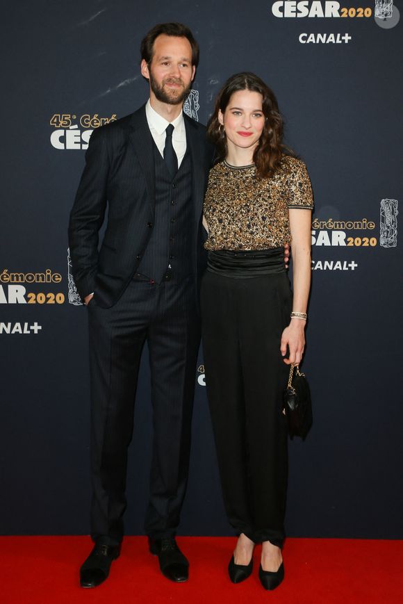 Benjamin Lavernhe (en Hermès / Louboutin) et Rebecca Marder (en Chanel) lors du photocall lors de la 45ème cérémonie des César à la salle Pleyel à Paris. © Dominique Jacovides / Olivier Borde / Bestimage