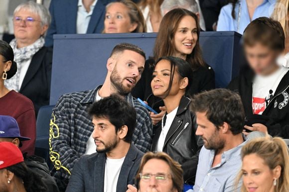 Le chanteur Matt Pokora, présent avec son épouse Christina Milian, a affiché son soutien enthousiaste à l’équipe de France.

Natalie Portman et son fils Aleph, Christina Milian et son mari M. Pokora (Matt Pokora), Kamel Isker, Alexis Michalik - Célébrités dans les tribunes lors du match de qualification pour la Coupe du Monde 2026 entre la France et l'Islande (2-1) au Parc des Princes à Paris le 9 septembre 2025. © Lionel Urman/Bestimage