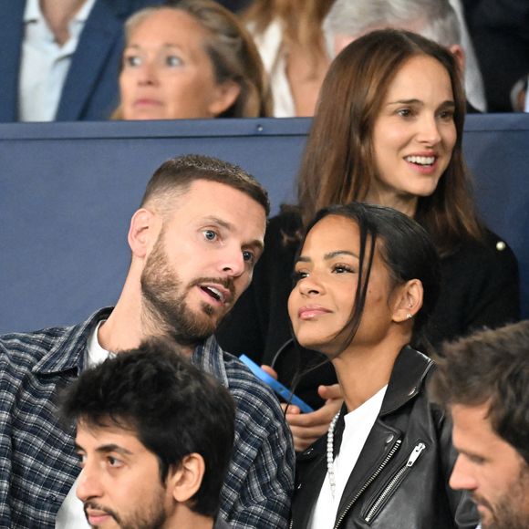 Le chanteur Matt Pokora, présent avec son épouse Christina Milian, a affiché son soutien enthousiaste à l’équipe de France.

Natalie Portman et son fils Aleph, Christina Milian et son mari M. Pokora (Matt Pokora), Kamel Isker, Alexis Michalik - Célébrités dans les tribunes lors du match de qualification pour la Coupe du Monde 2026 entre la France et l'Islande (2-1) au Parc des Princes à Paris le 9 septembre 2025. © Lionel Urman/Bestimage