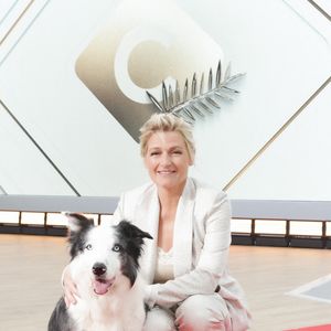 Exclusif - Anne-Elisabeth Lemoine et le chien Messi sur le plateau de l'émisson "C à vous" lors du 77ème Festival International du Film de Cannes le 15 mai 2024. © Jack Tribeca / Bestimage