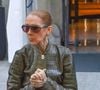 Elle portait une silhouette sur mesure signée Dior.

Céline Dion acclamée par ses fans à la sortie de l'hôtel Royal Monceau, sous le regard de ses fils, Nelson et E.Angelil, le 2 octobre 2026. La star s'apprête à rejoindre "La Plenitude Arena de Paris La Défense" pour poursuivre sa série de concerts. © PixPlanete / Bestimage