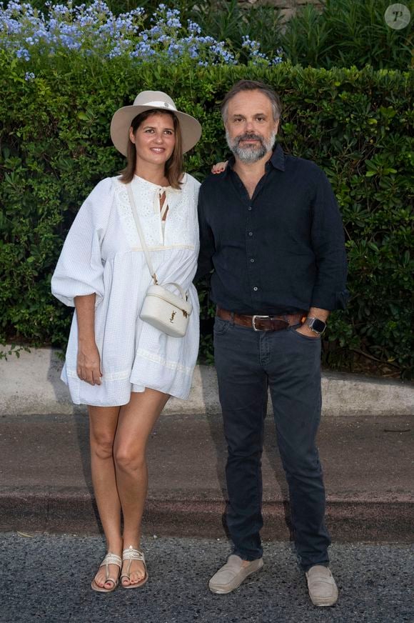 Romain Sardou et sa compagne Kym Thiriot au spectacle d'Alex Lutz "Sexe, Grog et Rocking Chair" au théâtre de Verdure lors du 41ème Festival de Ramatuelle le 5 août 2025. © Cyril Bruneau / Festival de Ramatuelle / Bestimage