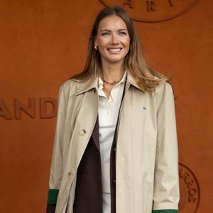 La mariée portait une robe sirène en dentelle avec un décolleté plongeant.
Amandine Petit (Miss France 2021) au village lors des Internationaux de France de Tennis de Roland Garros 2025, à Paris, France, le 5 Juin 2025. © Jacovides-Moreau/Bestimage