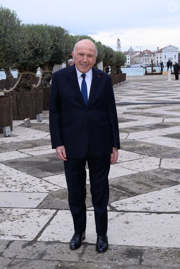 Ce vignoble d'exception s'étend sur seulement quatre hectares au cœur de la commune de Vérin, dans les Côtes du Rhône.

Francois-Henri Pinault - La famille Pinault est réunie au dîner de gala de la Fondation Cini juste avant la 60ème biennale de Venise le 17 avril 2024.

©Bestimage