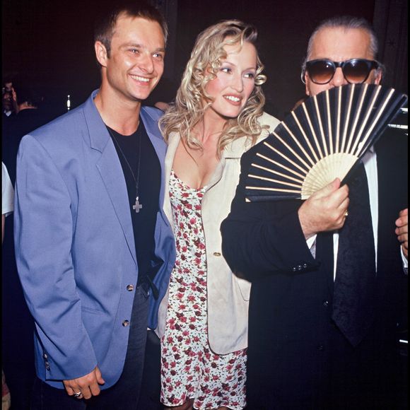 Estelle Lefébure, David Hallyday et Karl Lagerfeld lors d'un défilé de mode à Paris en 1993  © BERTRAND RINDOFF PETROFF / BESTIMAGE