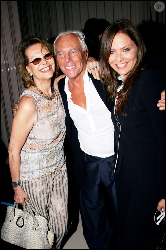 Claudia Cardinale, Giorgio Armani et Ornella Muti - Défilé de mode Haute Couture Automne-Hiver 2006, à Paris. 

©Bestimage