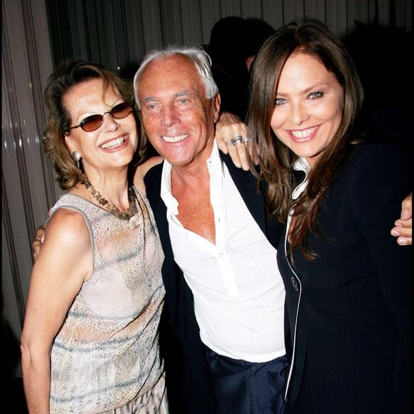 Claudia Cardinale, Giorgio Armani et Ornella Muti - Défilé de mode Haute Couture Automne-Hiver 2006, à Paris. 

©Bestimage