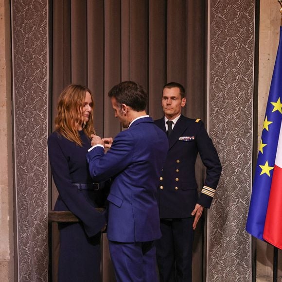 Stella McCartney, Emmanuel Macron - La créatrice S.McCartney est faite Chevalier de la Légion d'honneur par le président français E.Macron au palais de l'Elysée à Paris, le 5 mars 2026, lors de la Fashion Week à Paris. Cette distinction salue son parcours ainsi que son engagement dans l'univers de la création et de la mode.

BFA.com / Backgrid USA / Bestimage