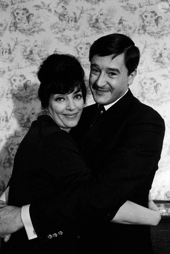 Archives - En France, à Paris, Jacques Bodoin et sa femme Micheline Dax, chez eux le 27 mars 1963.