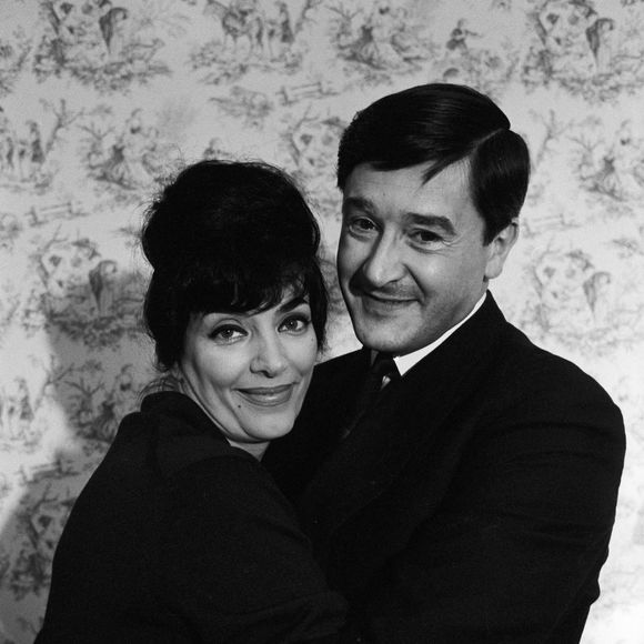 Archives - En France, à Paris, Jacques Bodoin et sa femme Micheline Dax, chez eux le 27 mars 1963.