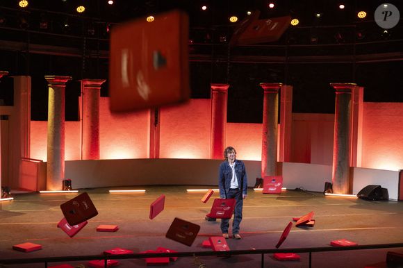 Exclusif - Alex Lutz  dans son spectacle "Sexe, Grog et Rocking Chair" au théâtre de Verdure lors du 41ème Festival de Ramatuelle, le 5 aout 2025.  © Cyril Bruneau / Festival de Ramatuelle / Bestimage