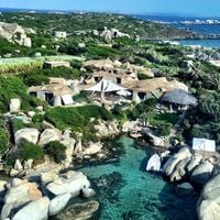 400m2, 14 pièces... Emmanuel-Philibert de Savoie et sa mère vendent leur villa sur la sublime île de Cavallo, des millions d'euros demandés