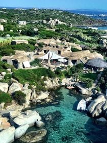 400m2, 14 pièces... Emmanuel-Philibert de Savoie et sa mère vendent leur villa sur la sublime île de Cavallo, des millions d'euros demandés