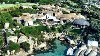 400m2, 14 pièces... Emmanuel-Philibert de Savoie et sa mère vendent leur villa sur la sublime île de Cavallo, des millions d'euros demandés