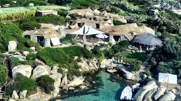 400m2, 14 pièces... Emmanuel-Philibert de Savoie et sa mère vendent leur villa sur la sublime île de Cavallo, des millions d'euros demandés
