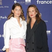 Laetitia Casta en Jacquemus, Camille Cottin chic en noir et Marine Delplace reprenant Dolly Parton ... Dernière soirée pour le Festival d'Angoulême