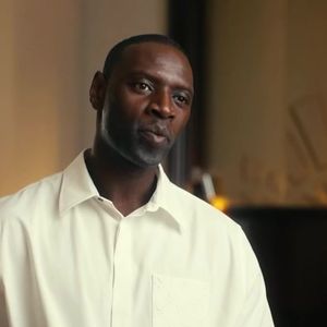 "Et puis surtout, ça leur plaisait tellement de pouvoir raconter ça de moi, qu’ils y sont allés à fond en essayant de tâcher ma chemise, mais messieurs dames, elle est toujours aussi blanche", a poursuivi celui qui laisse désormais cette polémique derrière lui.

Omar Sy dans le portrait de la semaine de "Sept à Huit" sur TF1 le 14 septembre 2025