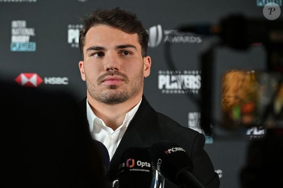 Photo : Antoine Dupont durant la cérémonie des World Rugby Awards 2024 à la  salle des Etoiles à Monaco, le 24 novembre 2024. © Bruno Bebert/Bestimage -  Purepeople