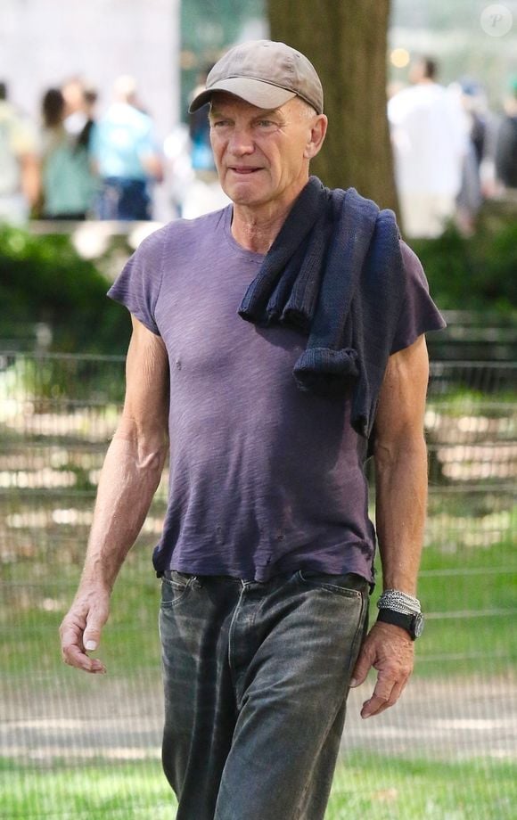 New York, NY   La légende du rock Sting, leader du groupe emblématique « The Police », photographié lors d'une promenade dans Central Park, à Manhattan. ©Backgrid USA / Bestimage