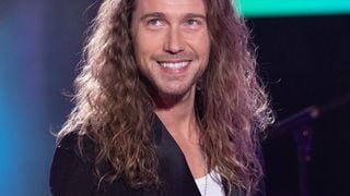 Julien Doré pose avec son fils, un adorable brun au style bien affirmé qui ménage déjà son célèbre père !
