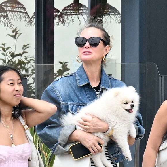 Exclusif - Laeticia Hallyday et ses filles Jade et Joy (qui résident depuis quelques jours dans la propriété familiale du Cap-d'Ail) arrivent à Marseillan pour déjeuner avec Elyette Boudou "Mamie Rock" (qui fêtera ses 89 ans le 5 juillet prochain), accompagné de son père André Boudou et sa fille Alcéa (demi soeur de Laeticia). Toute la famille est allée déjeuner à la crêperie "La Maison de Camille" à Marseillan, France, le 2 juillet 2024