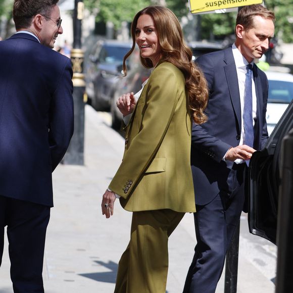 Il semblerait en tout cas qu'elle soit en pleine forme puisque comme l'annonce une circulaire de la Cour, elle était auprès du prince William ce 25 juin au château de Windsor
Catherine (Kate) Middleton, princesse de Galles, arrive aux studios "180 Strand" à Londres. GOFF INF / BESTIMAGE