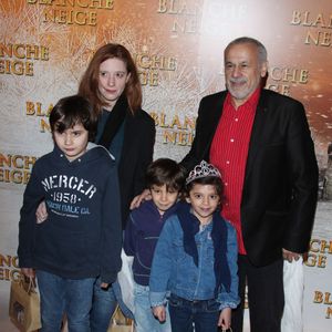 L'acteur français Francis Perrin, son épouse Gersende et leurs enfants assistent à la première française du film « Blanche Neige » (titre original : Mirror Mirror), qui s'est tenue au cinéma Gaumont Capucines le 1er avril 2012 à Paris, en France. Photo de Denis Guignebourg/ABACAPRESS.COM