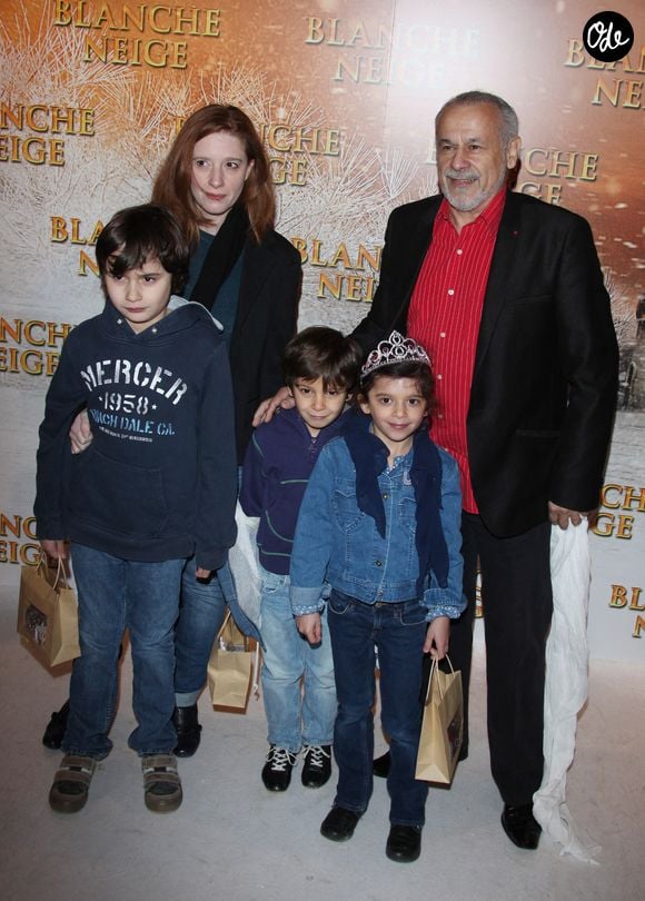 L'acteur français Francis Perrin, son épouse Gersende et leurs enfants assistent à la première française du film « Blanche Neige » (titre original : Mirror Mirror), qui s'est tenue au cinéma Gaumont Capucines le 1er avril 2012 à Paris, en France. Photo de Denis Guignebourg/ABACAPRESS.COM