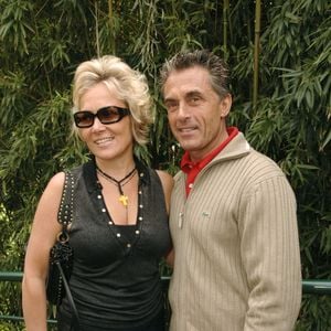 Le présentateur de télévision français Gérard Holtz et sa compagne posent au Village VIP de Roland Garros pendant les Internationaux de France de tennis 2005 à Roland Garros à Paris, France, le 1er juin 2005. Photo Gorassini-Zabulon/ABACA