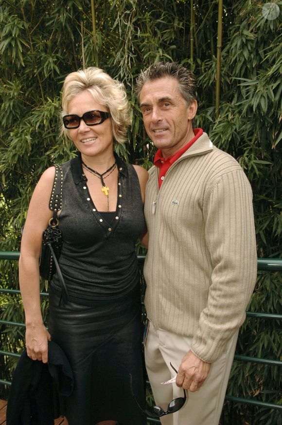 Le présentateur de télévision français Gérard Holtz et sa compagne posent au Village VIP de Roland Garros pendant les Internationaux de France de tennis 2005 à Roland Garros à Paris, France, le 1er juin 2005. Photo Gorassini-Zabulon/ABACA
