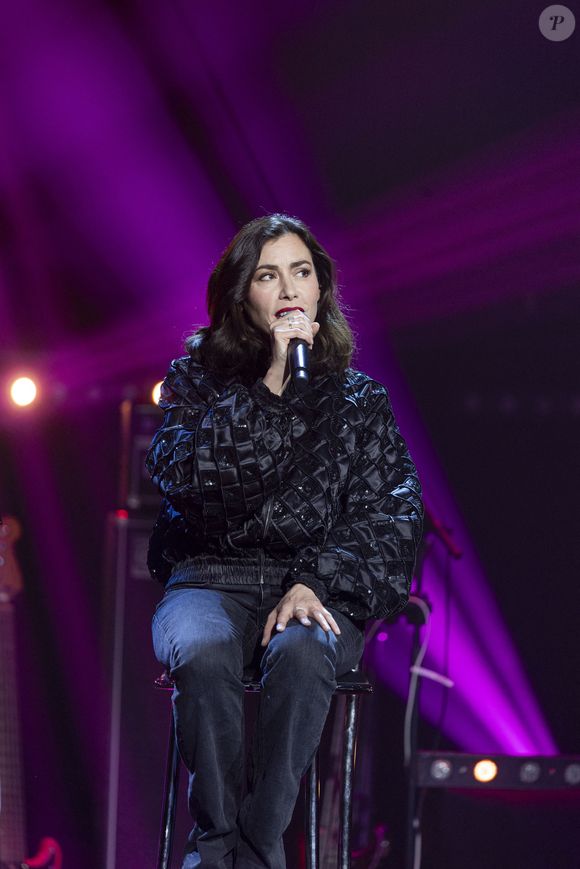 Exclusif - Olivia Ruiz sur scène lors du concert "Leurs voix pour l'espoir" diffusé le 5 juillet en prime sur C8, à l'Olympia à Paris le 11 mars 2024. © Perusseau / Bellak / Bestimage