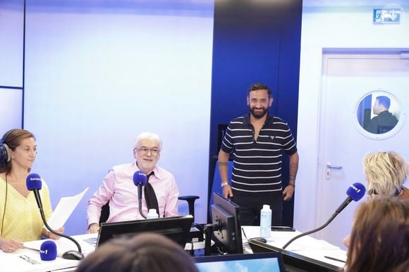 Exclusif - Pascal Praud et Cyril Hanouna - C.Hanouna avec ses chroniqueurs G.Maillet, E.Naulleau, G.Le Bret, V.Benaim, R.Aabou, et les invités du jour, P.Praud, M.Vallet, E.Zemmour et M.Valls, aux commandes de l’émission "On Marche Sur La Tête"  diffusée en direct sur les ondes de radio Europe 1, à Paris, France, le 17 juin 2024. © Jack Tribeca/Bestimage