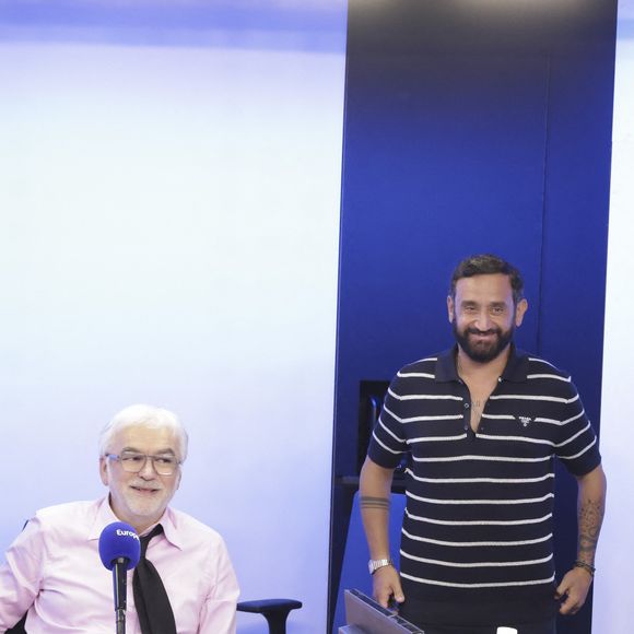 Exclusif - Pascal Praud et Cyril Hanouna - C.Hanouna avec ses chroniqueurs G.Maillet, E.Naulleau, G.Le Bret, V.Benaim, R.Aabou, et les invités du jour, P.Praud, M.Vallet, E.Zemmour et M.Valls, aux commandes de l’émission "On Marche Sur La Tête"  diffusée en direct sur les ondes de radio Europe 1, à Paris, France, le 17 juin 2024. © Jack Tribeca/Bestimage