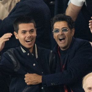 Jamel Debbouze et son fils Léon étaient dans les tribunes

Jamel Debbouze et son fils Léon Debbouze - Célébrités dans les tribunes lors du match retour de la Ligue Des Champions 2024-2025 (LDC) "PSG - Arsenal" (2-1) au Parc des Princes à Paris le 7 mai 2025. © Cyril Moreau/Bestimage