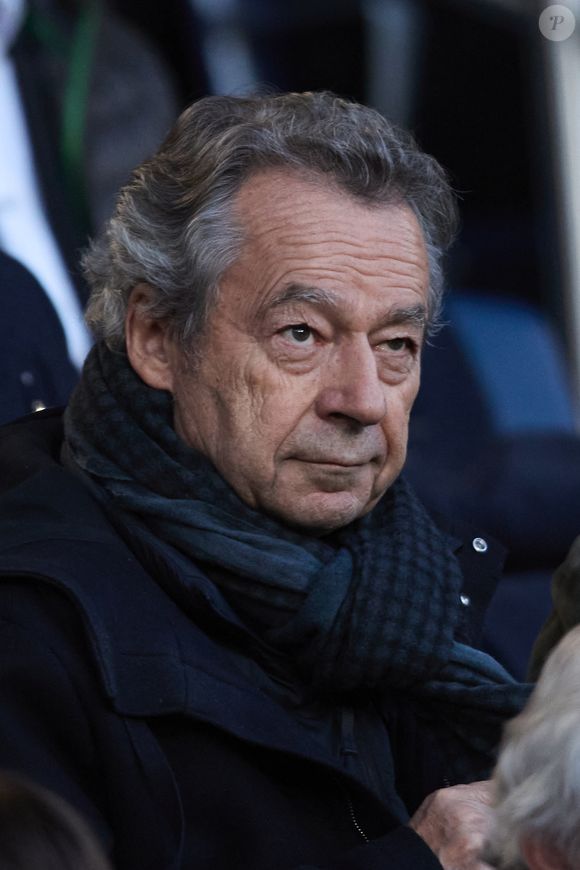 Michel Denisot - Célébrités dans les tribunes du match de Ligue 1 Uber Eats "PSG-Lyon" (4-1) au Parc des Princes à Paris le 21 avril 2024. © Cyril Moreau/Bestimage