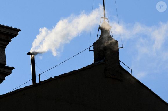 Alors que la foule attendait depuis des heures de savoir si oui ou non le nouveau Pape serait élu, ce jeudi 8 mai en fin de journée, une fumée blanche s'est échappée à 18h08 de la chapelle Sixtine au Vatican, annonçant l'élection d'un nouveau pape pour succéder à François, décédé en avril dernier. 
 Zuma Press / Bestimage