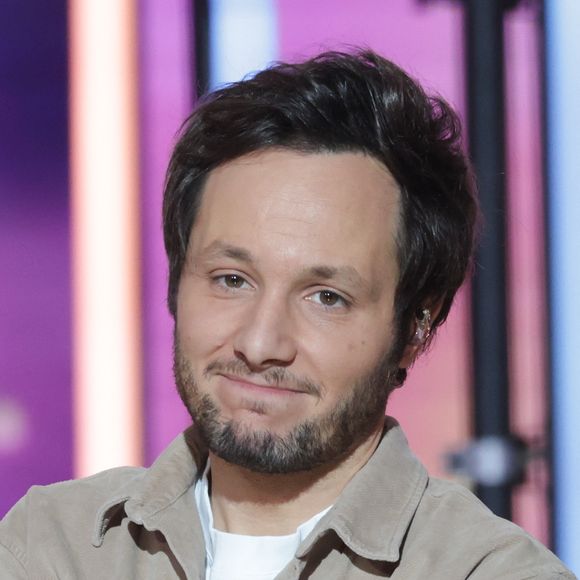 “Un mois depuis ton départ. Parlons de ta bonne tête plutôt que de ces barbares”, écrit-il en une jolie photo d’Elias

Vianney - Les célébrités se mobilisent pour la 38ème édition du Téléthon dans les studios de France 2 à Paris, le 29 novembre 2024. 
© Coadic Guirec / Bestimage