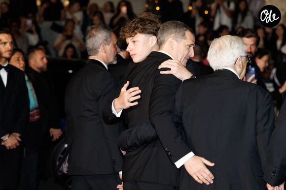 Guillaume Canet, son fils Marcel Canet et son père Philippe Canet - Descente des marches du film " Karma " lors du 79ème Festival International du Film de Cannes, le 15 mai 2026. © Jacovides-Moreau / Bestimage