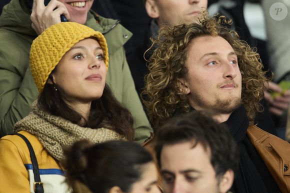 Jenaye Noah et son frère Joalukas Noah - Célébrités dans les tribunes lors du match de Ligue 1 McDonald's opposant le Paris Saint-Germain (PSG) à l'Olympique de Marseille (OM) - (3-1) au Parc des Princes à Paris le 16 mars 2025. © Cyril Moreau/Bestimage