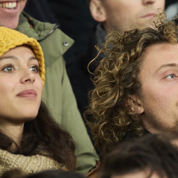 Jenaye Noah et son frère Joalukas Noah - Célébrités dans les tribunes lors du match de Ligue 1 McDonald's opposant le Paris Saint-Germain (PSG) à l'Olympique de Marseille (OM) - (3-1) au Parc des Princes à Paris le 16 mars 2025. © Cyril Moreau/Bestimage