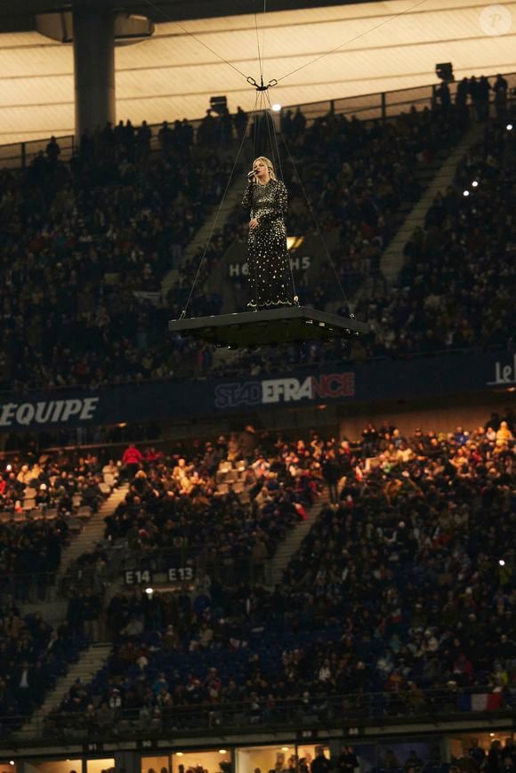 Des experts estiment que l’émotion et l’universalité du message peuvent jouer en faveur de la France. 

La chanteuse Louane (Louane Emera), représentante de la France au concours de l'Eurovision, interpréte pour la première fois son titre Maman, en hommage à sa mère décédée lorsqu'elle avait 17 ans, devant les 80 000 spectateurs, suspendue sur une plateforme, plusieurs mètres au-dessus de la pelouse et des musiciens, du Stade de France à la mi-temps du match du Tournoi des Six Nations opposant la France à l'Écosse, à Saint-Denis, Seine Saint-Denis, France, le 15 mars 2025. © Cyril Moreau/Bestimage