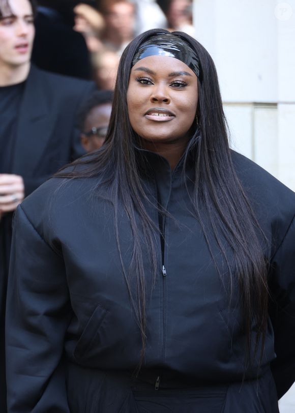 De nombreux internautes ont remarqué des similitudes frappantes entre les deux vidéos.

Yseult - Arrivées au défilé Balenciaga Collection Haute Couture Automne/Hiver 2025-2026 lors de la Fashion Week de Paris (PFW), le 9 juillet 2025. 
© Denis Guignebourg / Bestimage