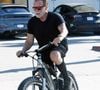 Les deux premiers piliers de sa méthode sont le "choix" (l’habitude doit venir de vous) et le "moment", car les réflexes ancrés dès le matin sont bien plus solides que ceux tentés le soir.

Arnold Schwarzenegger fait du vélo avec son fils Patrick à Los Angeles. © The ImageDirect / Bestimage