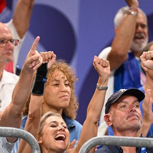 Anne-Sophie Lapix et son mari Arthur Sadoun dans les tribunes de la finale Hommes "France vs Pologne" de volley-ball lors des Jeux Olympiques Paris 2024. Le 10 août 2024
© P.Perusseau-D.Jacovides / Bestimage