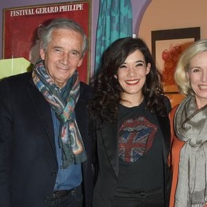 Et pour cause, la pétillante brune a pour parents Alain Doutey et Arielle Sémenoff, deux figures emblématiques du théâtre et de la télévision.
Exclusif - Mélanie Doutey avec ses parents Alain Doutey et Arielle Sémenoff - Générale de la pièce "Douce Amère" au théâtre des Bouffes-Parisiens à Paris le 26 mars 2018. © Coadic Guirec/Bestimage