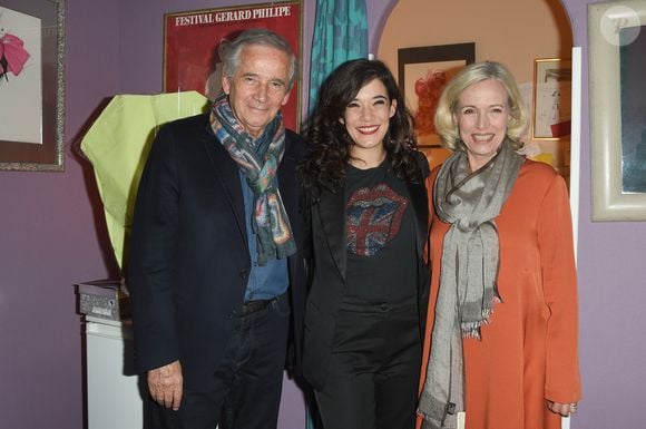 Et pour cause, la pétillante brune a pour parents Alain Doutey et Arielle Sémenoff, deux figures emblématiques du théâtre et de la télévision. 

Exclusif - Mélanie Doutey avec ses parents Alain Doutey et Arielle Sémenoff - Générale de la pièce "Douce Amère" au théâtre des Bouffes-Parisiens à Paris le 26 mars 2018. © Coadic Guirec/Bestimage