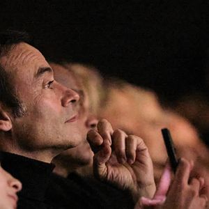 Exclusif - Anthony Delon et sa fille Liv lors de la soirée hommage Ciné-concert symphonique "Alain Delon, le dernier Samouraï" au palais des congrès à Paris le 8 novembre 2024 le jour de son anniversaire. Pour cette soirée, le chef d'orchestre Vahan Mardirossian a dirigé l'orchestre symphonique de Douai.

© Moreau / Jacovides / Bestimage